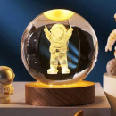 Декоративні 3D нічник кришталева куля 8 см "Астронавт" з led підсвічуванням. Дитячий нічник космонавт.